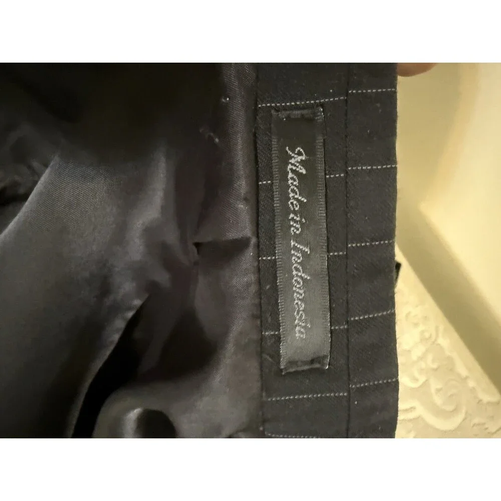 Chaps Sophisticated Men Pinstriped Suit Size 40S Retails for over $200